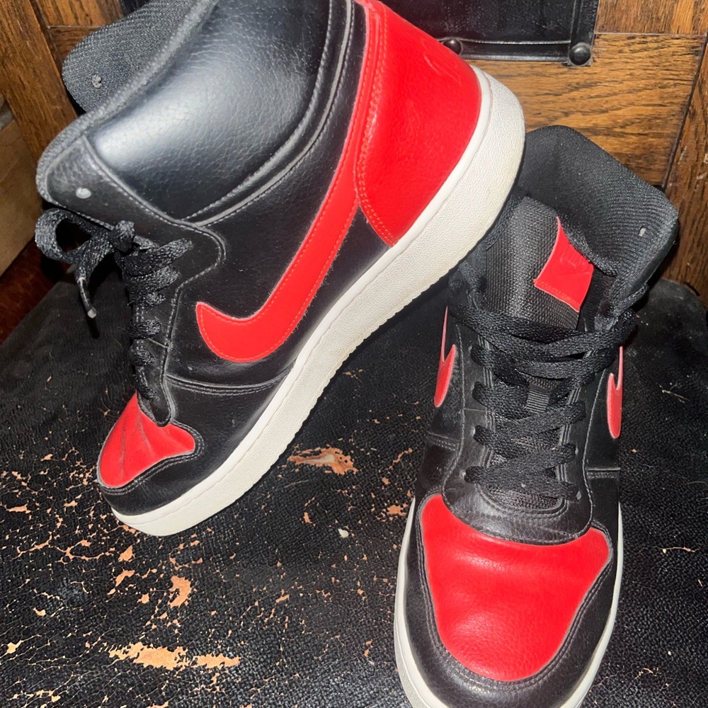 Nike Black and Red High-Tops Nike Ebernon Mid 'Bred'